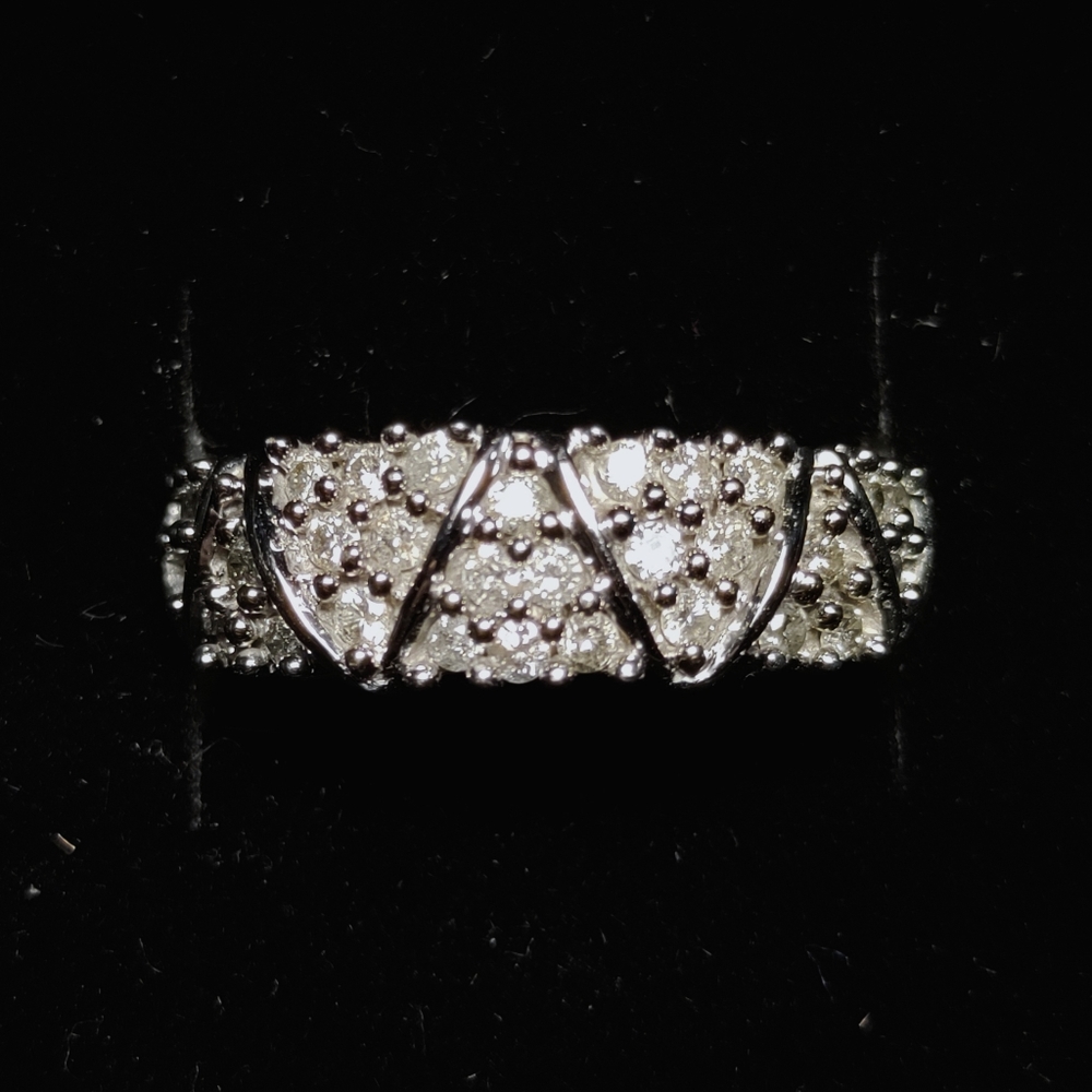 Beautiful 10K 1CTW Diamond Ring/Band - Picture 5 of 13